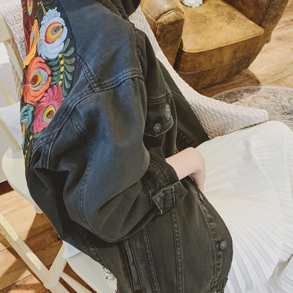 Womens Black Denim Oversized Embroidered Jean Jacket sz small bust 38" - Picture 4 of 6